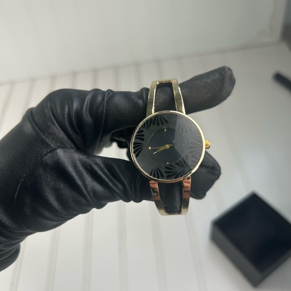 Vintage Gold Tone Womenโs Watch โ Black Dial with Decorative Roman Numerals - Picture 3 of 6